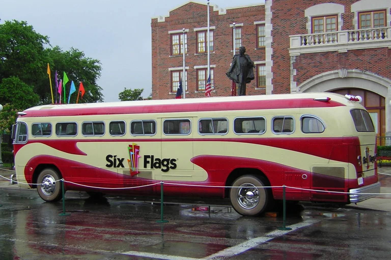 Achat de billets Six Flags Over Texas : officiel ou revendeur ?